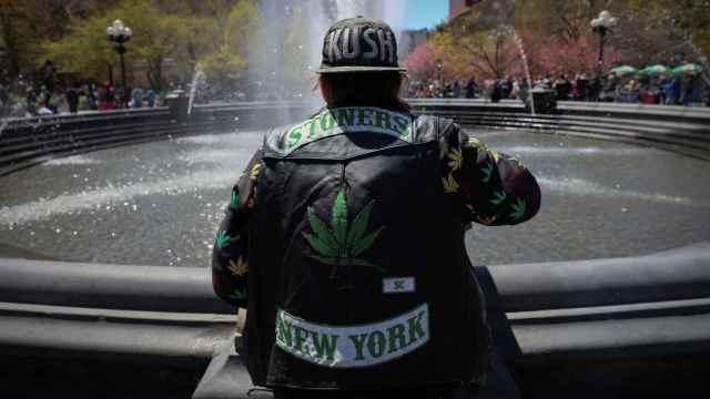 Un hombre fuma marihuana en Nueva York.
