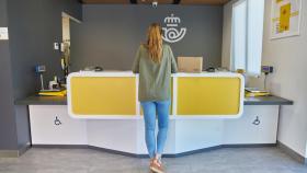 Correos facilita en Alicante los distintivos de la DGT para acceder a las Zonas de Bajas Emisiones