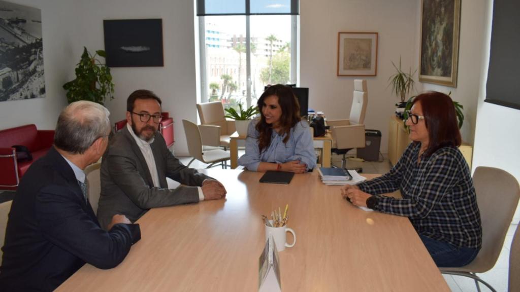 La concejala de Turismo, Ana Poquet, y el presidente del Colegio Oficial de Arquitectura Técnica de Alicante, Carlos Casas.