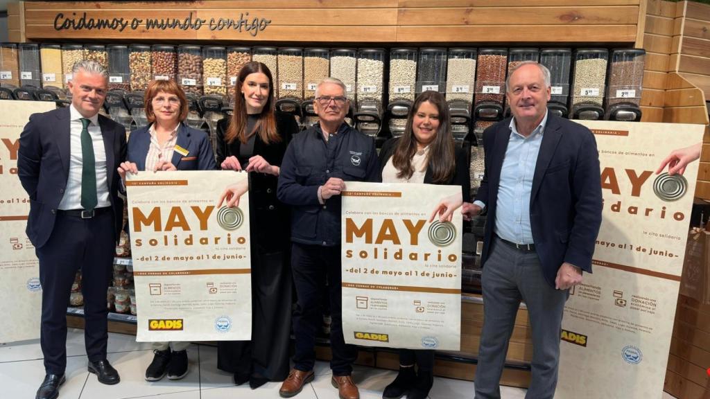 Pablo Louro, delegado de GADISA retail en Pontevedra; Mª Teresa Pérez, encargada de un Gadis; Melisa Pagliaro, directora de Marketing y RSC de GADISA; Iván Martínez, presidente del Banco de Alimentos de Vigo; Lucía Santos, coordinadora de RSC; y José Luis Fernández Astray, director de Comunicación