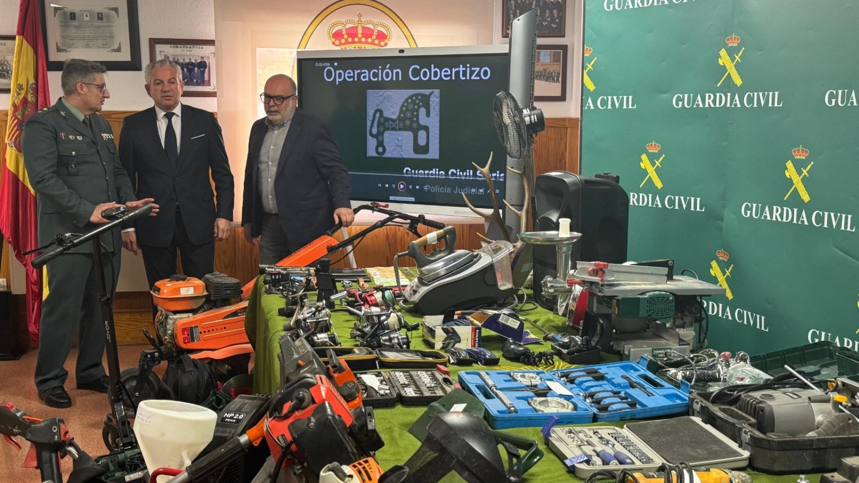 El delegado del Gobierno con el material que han robado en viviendas, naves o establecimientos