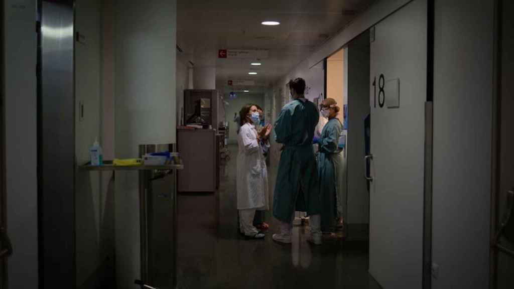 Unos sanitarios charlan en el pasillo de un hospital. (Archivo)