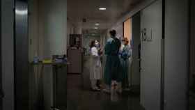 Unos sanitarios charlan en el pasillo de un hospital. (Archivo)