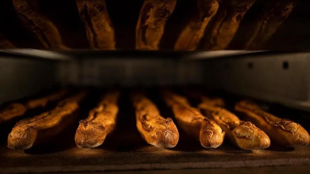 Baguettes francesas en una panadería.