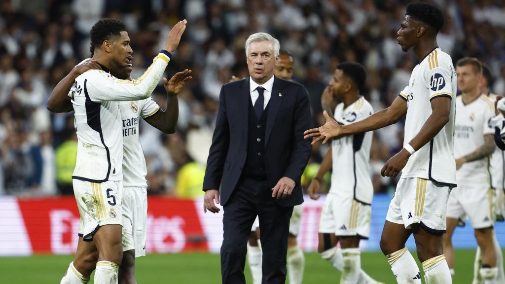 Los jugadores del Real Madrid celebran ante la mirada de Carlo Ancelotti