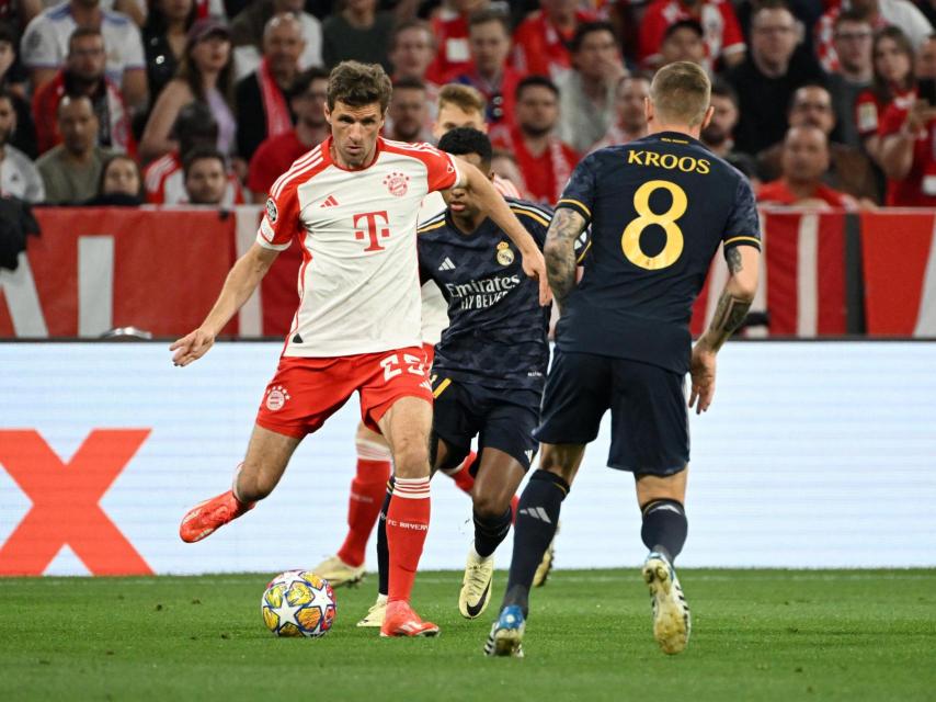 Muller trata de sacar el balón ante la presión de los futbolistas del Real Madrid.