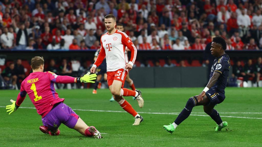 Vinicius define ante Neuer para adelantar al Real Madrid frente al Bayern Múnich.