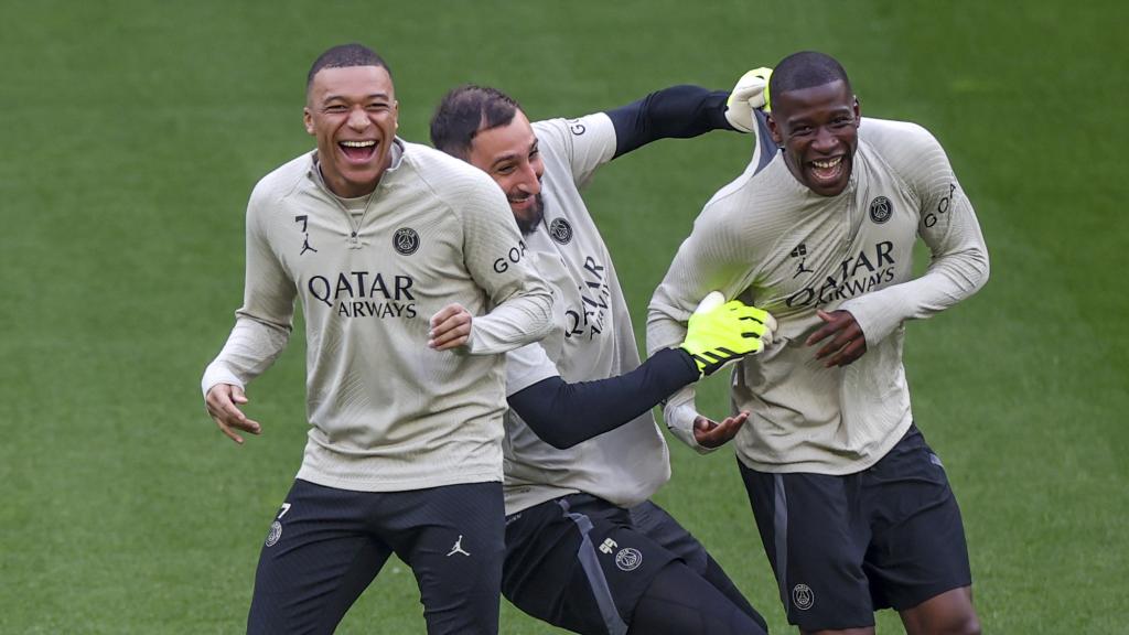 Mbappé bromea con sus compañeros en un entrenamiento del PSG