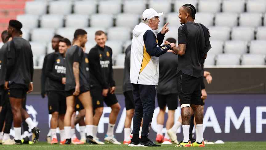 Ancelotti habla con Militao en un entrenamiento del Real Madrid