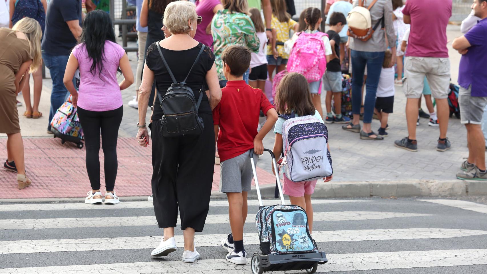 Niños de camino al colegio en Toledo. / Foto: Javier Longobardo.