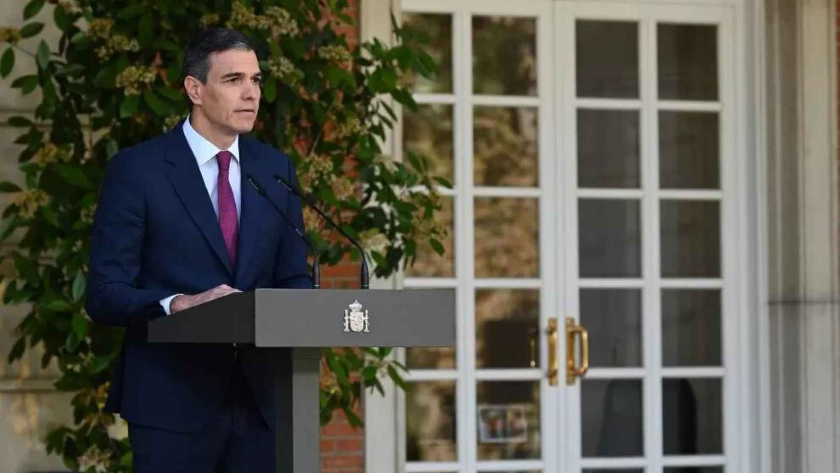 Pedro Sánchez, presidente del Gobierno, este lunes, en las escalinatas de Moncloa.