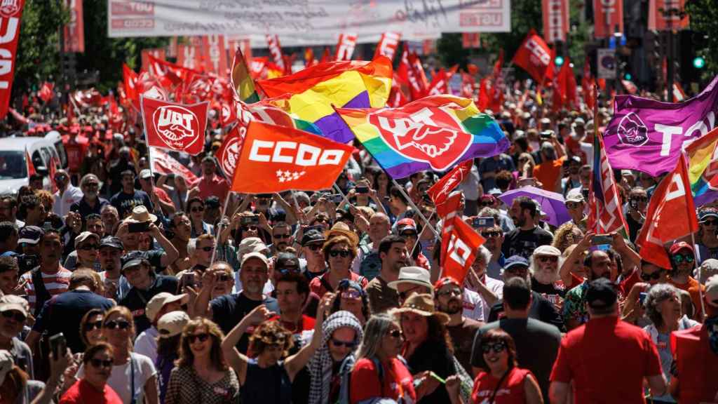 Manifestantes durante la marcha por el Día Internacional de los Trabajadores, a 1 de mayo de 2023, en Madrid (España).