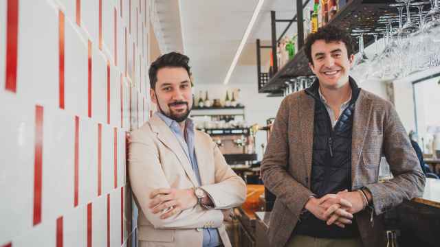 Joaquín Serrano y Jorge Velasco, creadores de Salvist, en la barra de su última apertura, el restaurante Varro.