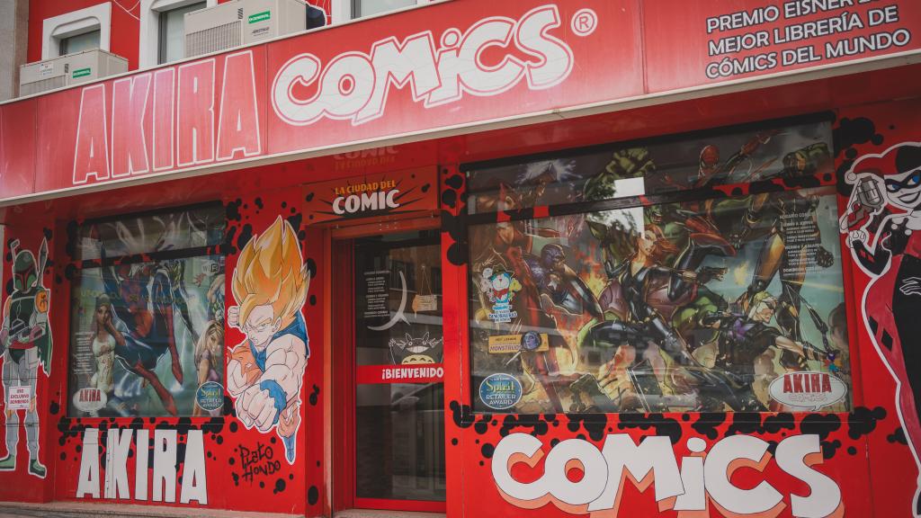 Fachada de la tienda Akira Comics con personajes de ficción dibujados en ella.
