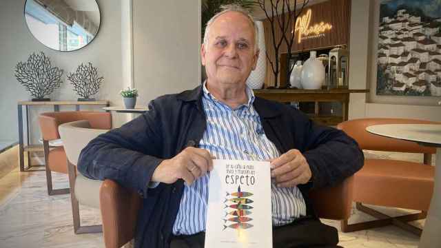 Jesús Moreno posa con su libro 'De la caña al plato: física y fruición del espeto'.