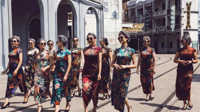 Grupo de señoras chinas en la calle