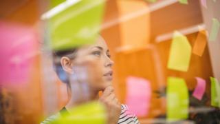 Qué es el 'nudging': la técnica ganadora de un Premio Nobel que te ayuda a tomar las mejores decisiones