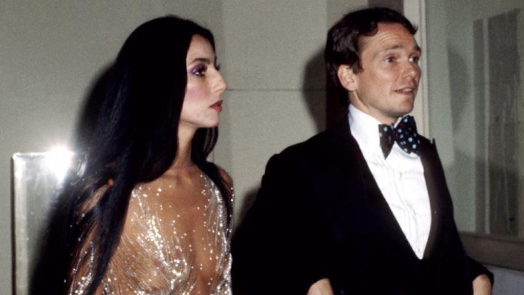 La cantante Cher junto a Bob Mackie en la Met Gala de 1974.