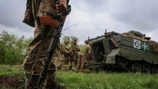 Militares ucranianos cargan un vehículo de combate de infantería Marder cerca de una línea del frente en la región de Donetsk.