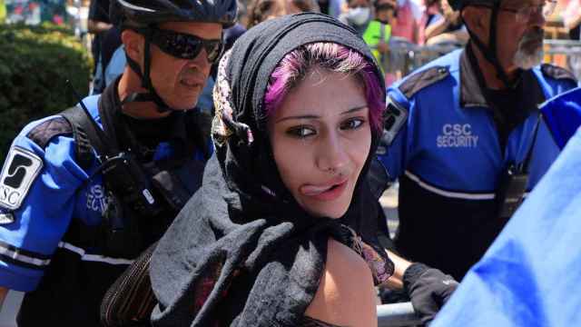 Una manifestante contraria a Israel, en el campus de UCLA.