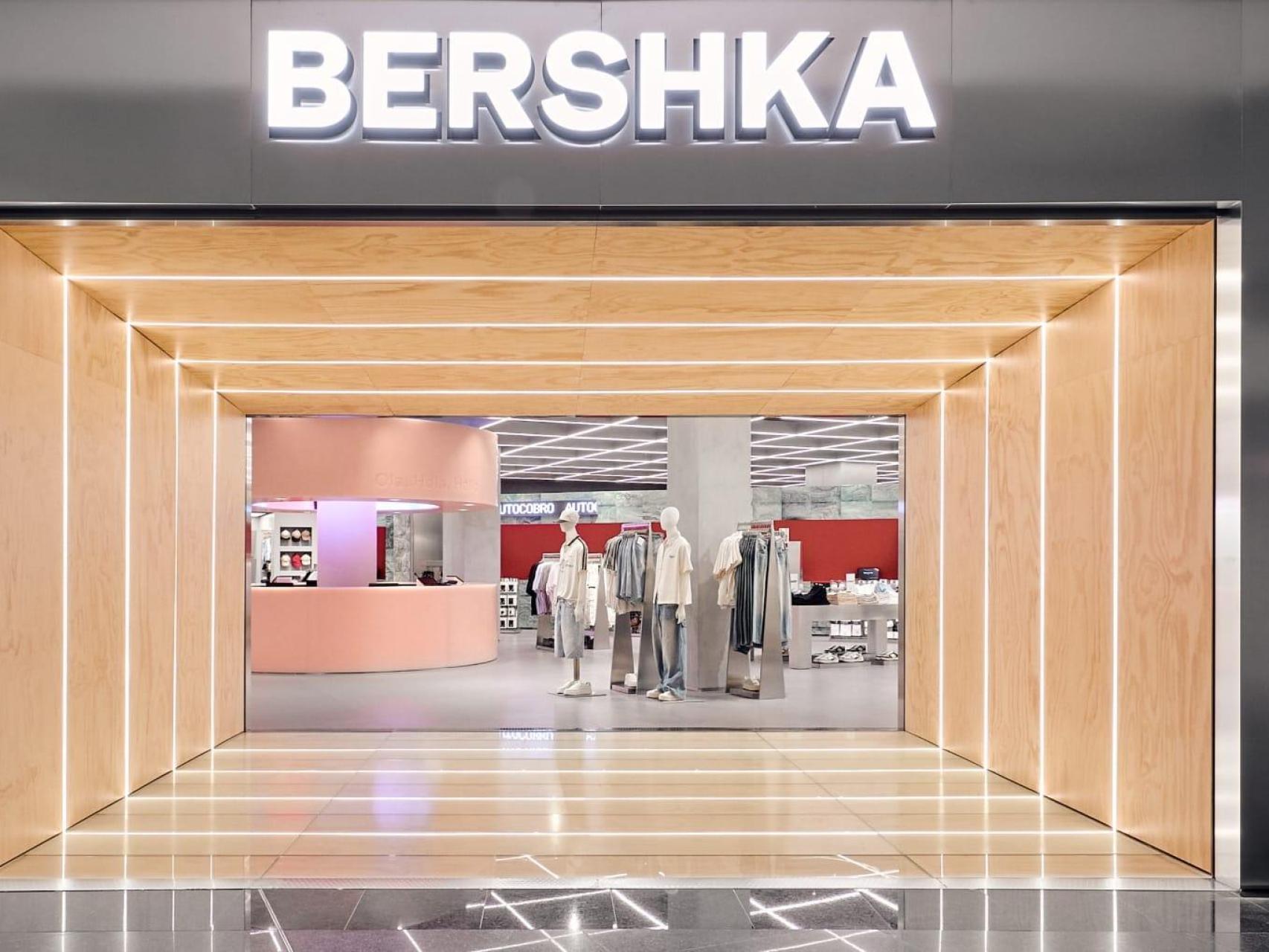 Bershka de Marineda de A Coruña se renueva con probadores colectivos y una  fachada rompedora