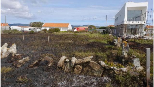 Incendio en una finca de Corrubedo, en Ribeira.