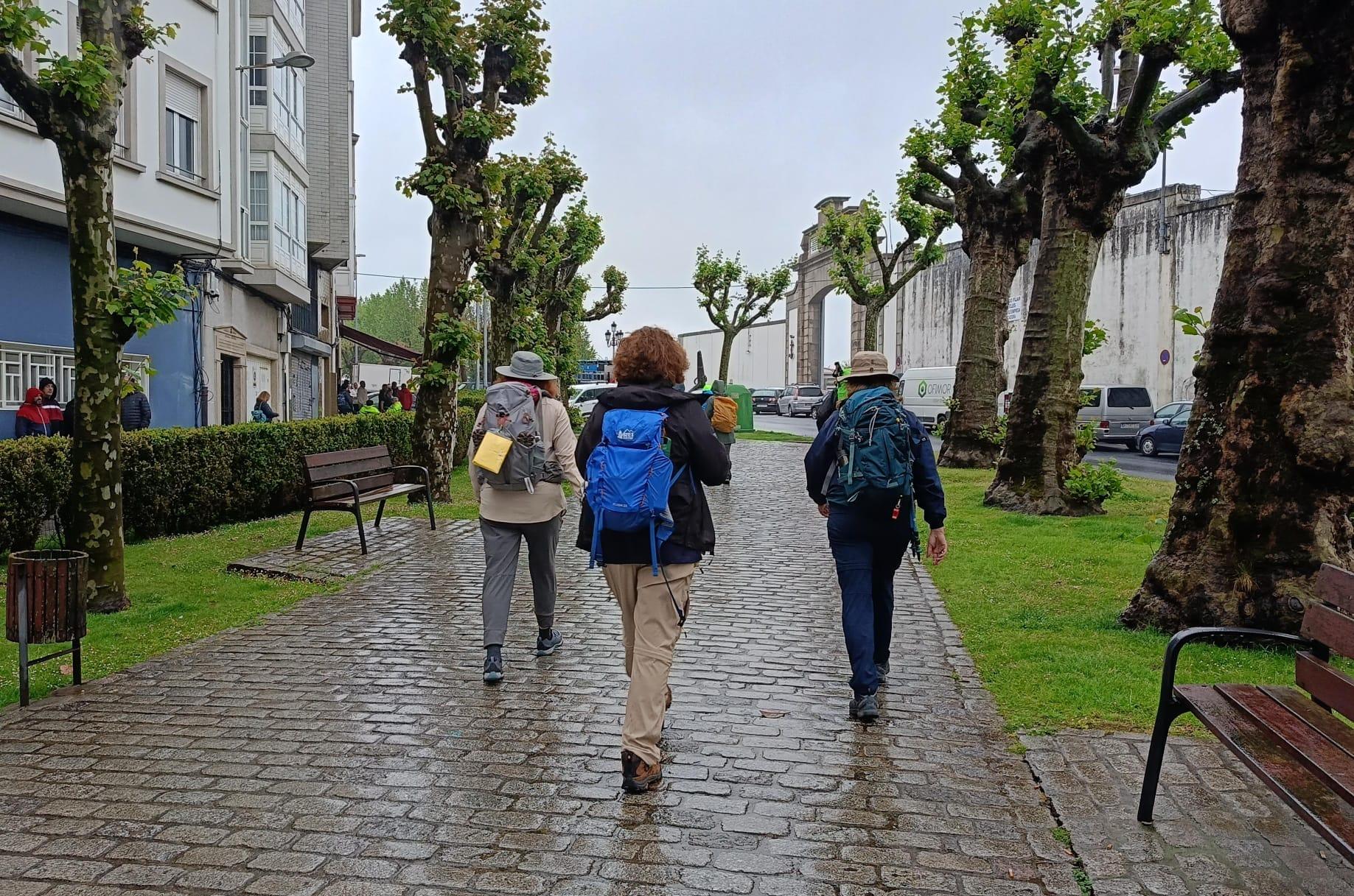 Varios peregrinos parten de Ferrol hacia Neda  Foto: Quincemil