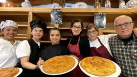 La familia Rieiro y el equipo del Forno Alameda.