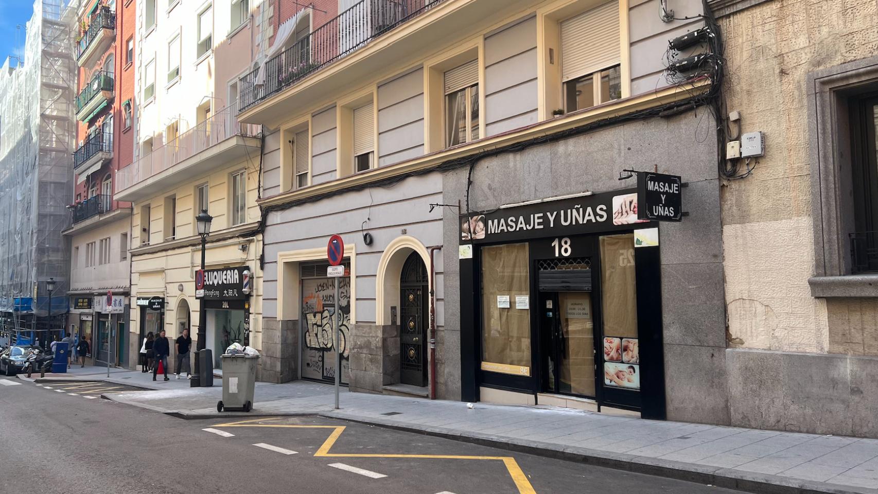 Locales de masajes y uñas en la calle Leganitos, a escasos metros de la Gran Vía.