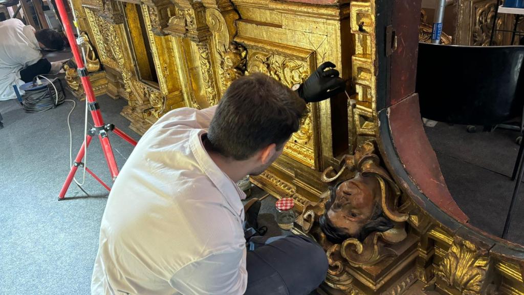 Trabajos de restauración del retablo en el interior de Santa María la Blanca.