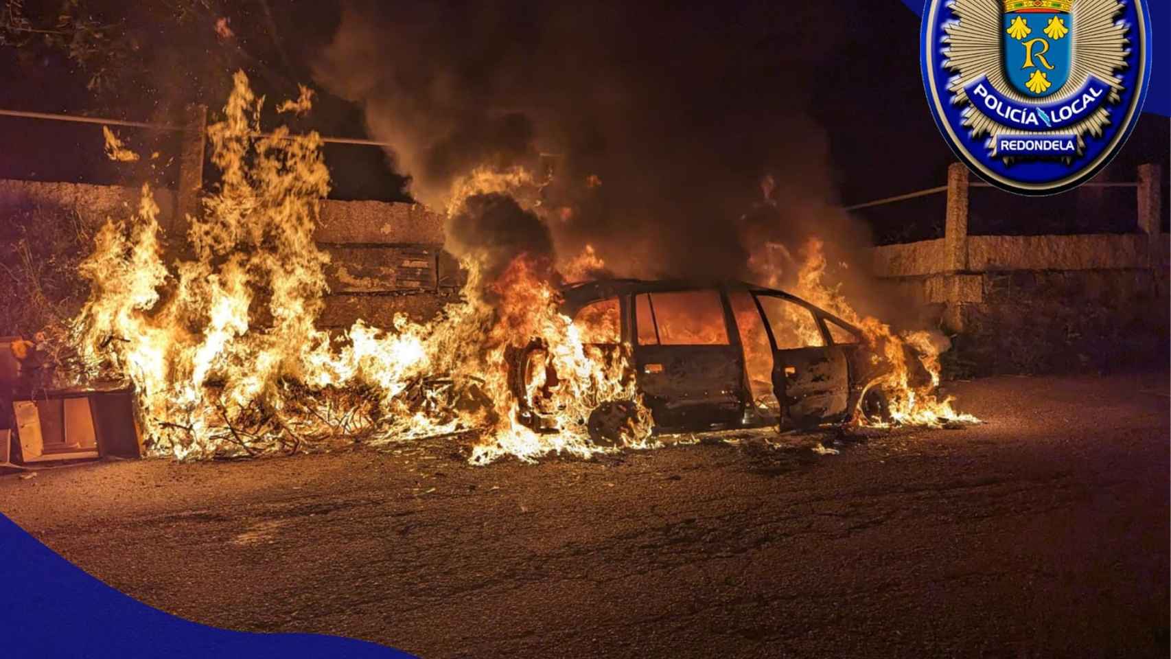 Un vehículo arde en la vía pública redondelana, previsiblemente, por un incendio provocado.