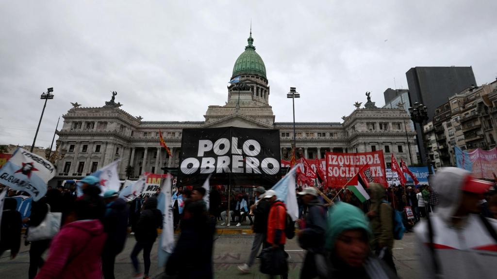 Manifestantes protestan contra la 'ley combi' frente al Parlamento argentino.