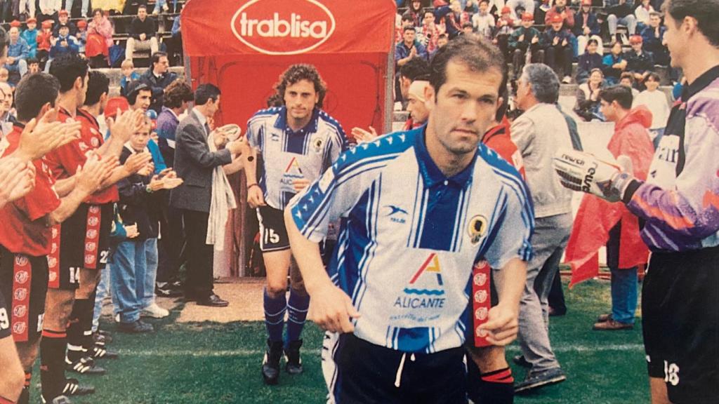 Los jugadores del Mallorca hacen el pasillo de campeón al hercules en la temporada 1995-96.