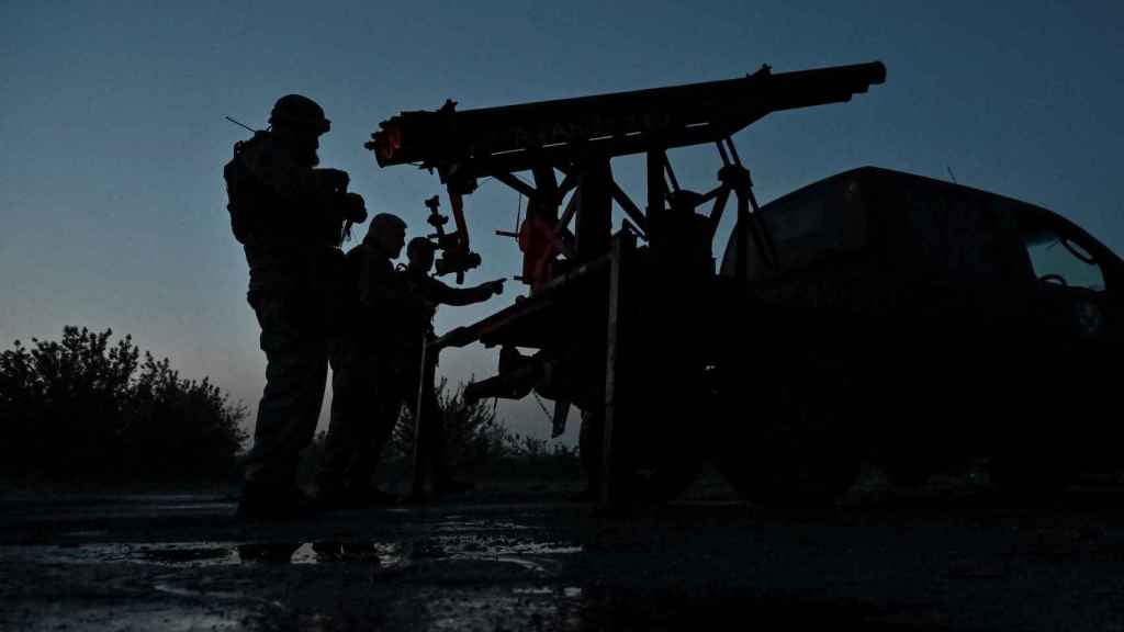 Una pequeña brigada de voluntarios trabaja un lanzacohetes en las posiciones de Zaporiyia, Ucrania.