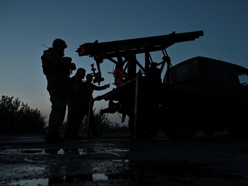 Una pequeña brigada de voluntarios trabaja con un lanzacohetes en las posiciones de Zaporiyia, Ucrania.