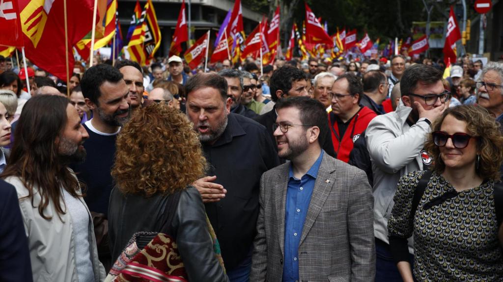 El presidente de la Generalitat, Pere Aragonès, junto al presidente de ERC, Oriol Junqueras, en la manifestación del 1 de mayo en Barcelona.