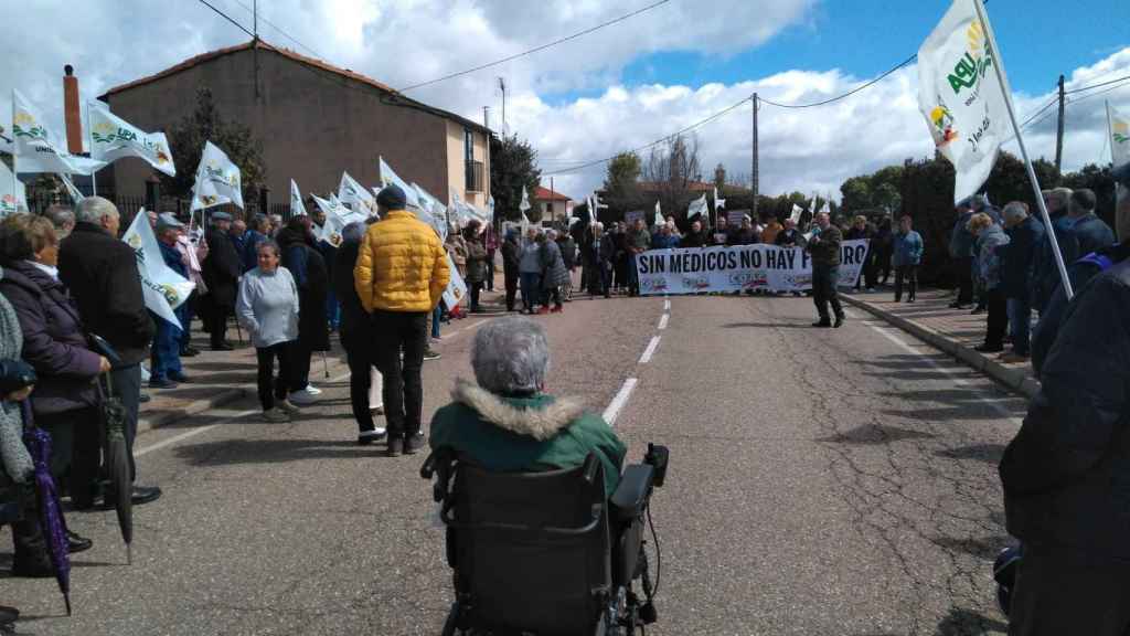 Manifestación convocada por la Alianza UPA-COAG en Villardeciervos (Zamora) para exigir la cobertura de las plazas de médicos en las zonas básicas de salud de Sanabria y La Carballeda.