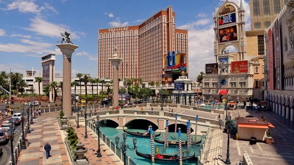 El hotel Treasure Island de Las Vegas con The Venetian en primer plano.