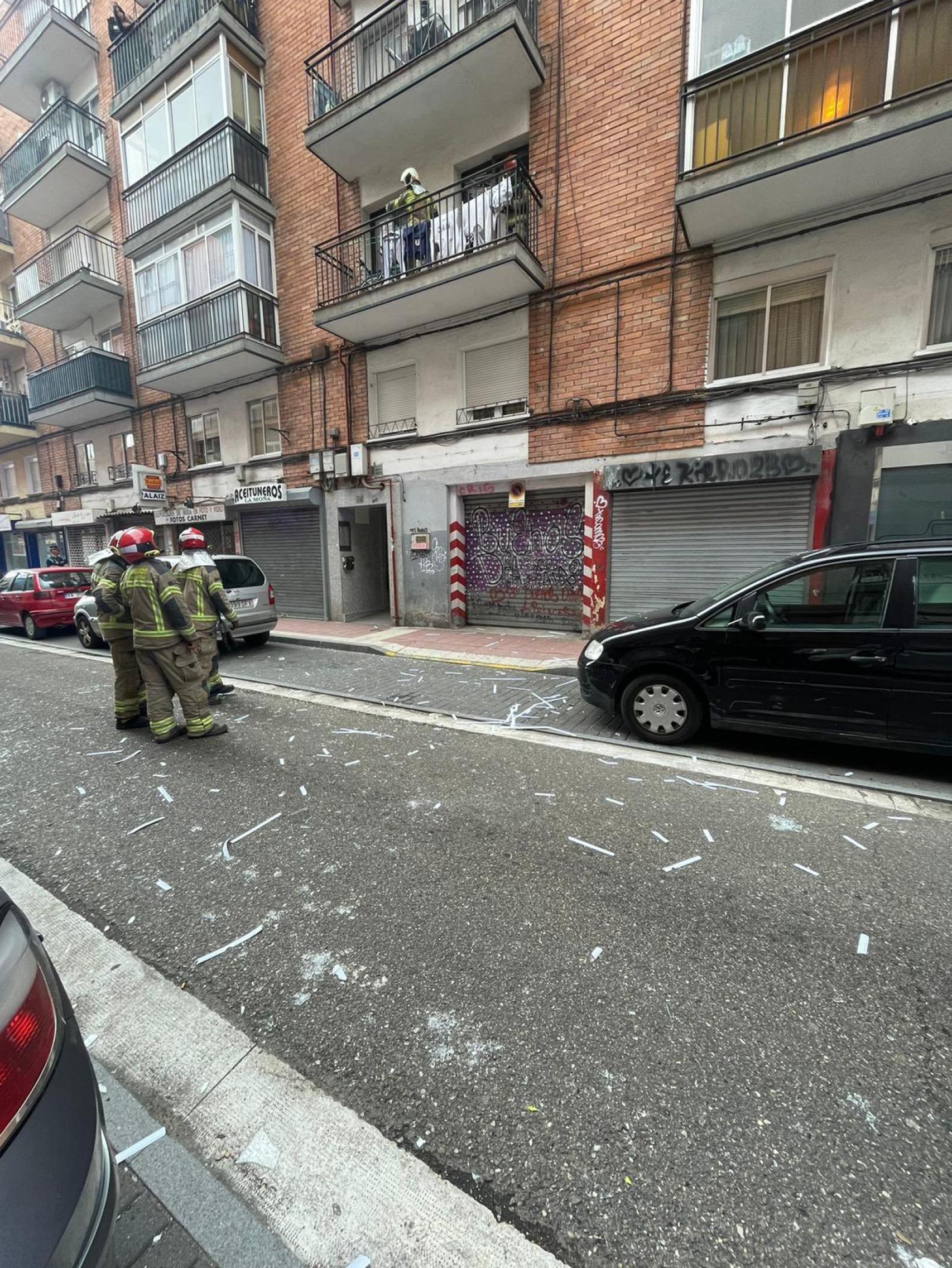 Restos de cristales y persianas de la vivienda donde se ha producido la explosión en Valladolid
