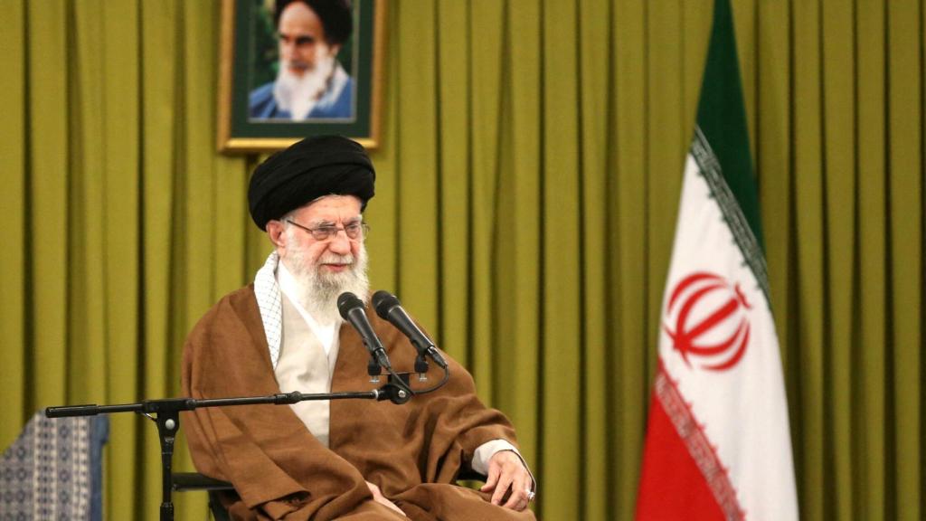 El líder supremo de Irán, el ayatolá Ali Jamenei, habla durante una reunión con maestros en Teherán.