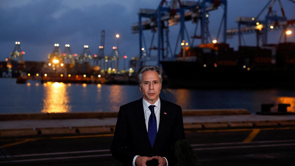 El Secretario de Estado de EEUU, Antony Blinken, habla con la prensa en el puerto de Ashdod, en Ashdod, Israel.