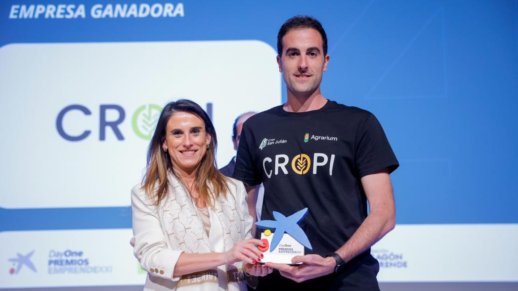 Javier Tejero recoge el premio EmprendeXXI como la startup más innovadora y con mayor potencial de Aragón.