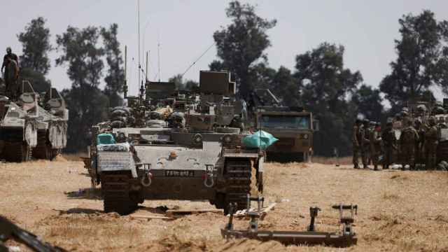 Los vehículos militares de Israel i están estacionados cerca de la frontera entre Israel y Gaza.