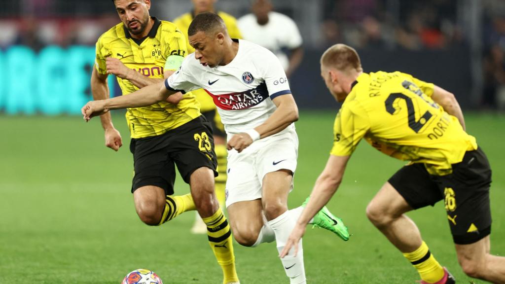 Mbappé encara a dos jugadores del Dortmund