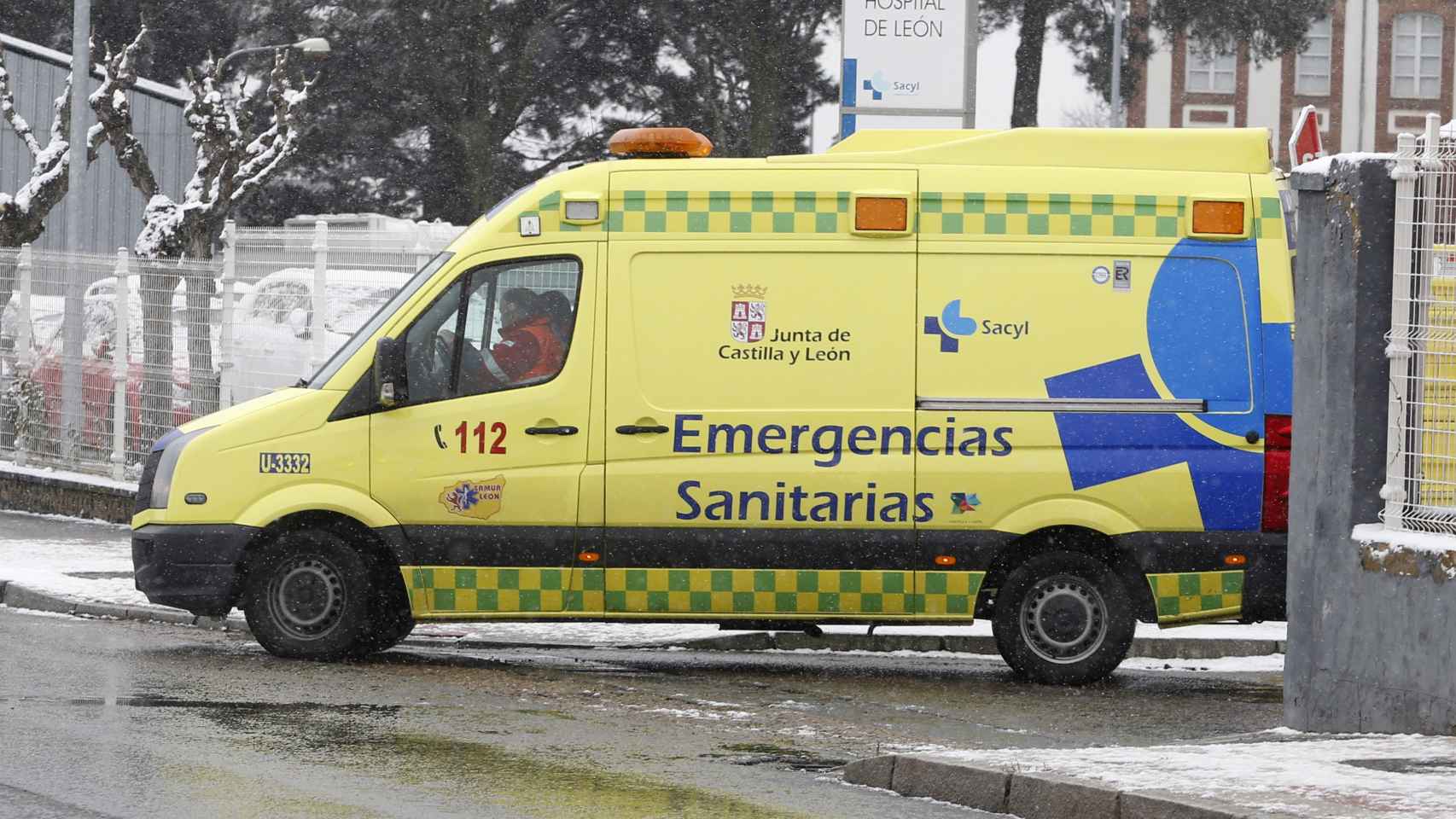 Ambulancia del 112 Castilla y León en el Hospital de León