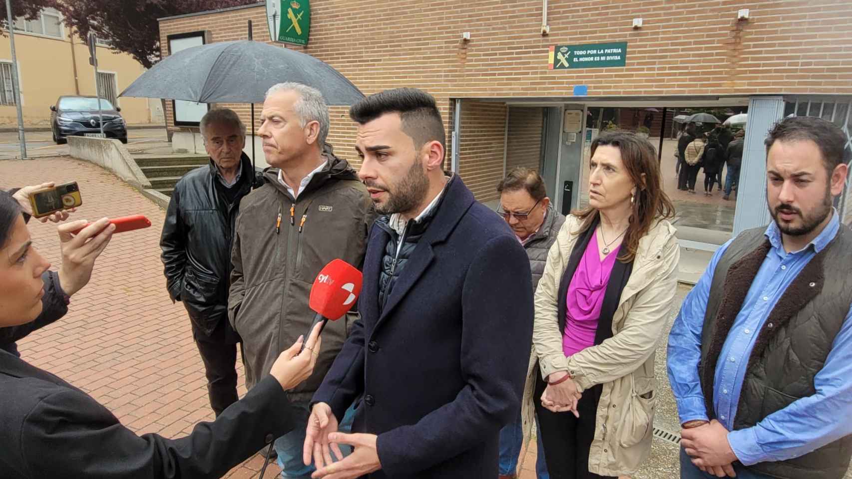 Roberto Migallón atiende a los medios frente al cuartel de la Guardia Civil