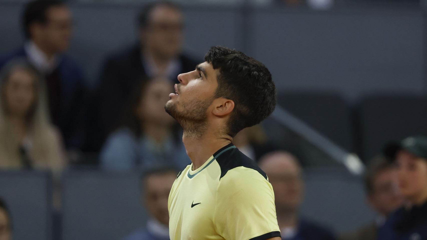 Carlos Alcaraz, con gesto pensativo tras su derrota en el Mutua Madrid Open.