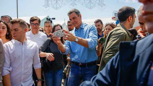 El presidente del Gobierno, Pedro Sánchez (c), se hace una foto a su llegada a la Feria de Abril de Barcelona.