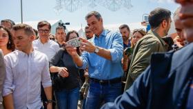 El presidente del Gobierno, Pedro Sánchez (c), se hace una foto a su llegada a la Feria de Abril de Barcelona.