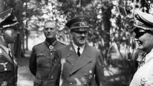 Hitler y otros oficiales nazis en la Guarida del Lobo.